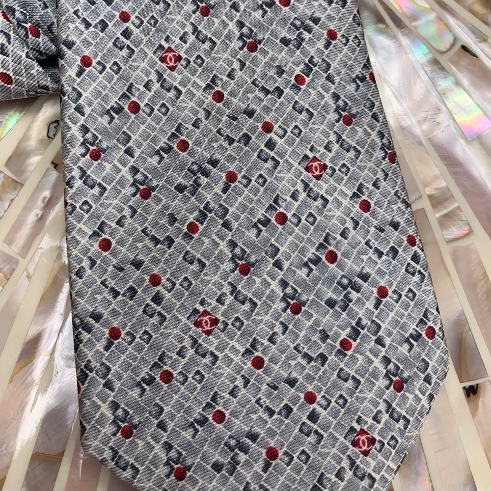 ꧁༒☬𝓡𝓮𝓼𝓮𝓻𝓿𝓮𝓭☬༒꧂
Please do not purchase! CHANEL SILVER 100% SILK LOGO TIE - Picture 10 of 15
